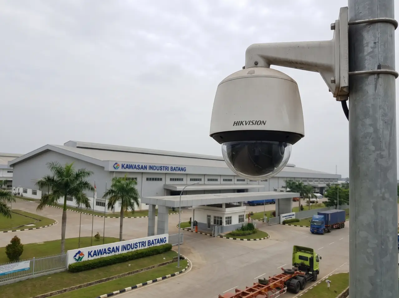 Kamera CCTV Hikvision Speed Dome yang terpasang di area strategis Kawasan Industri Batang untuk pengawasan 24 jam.