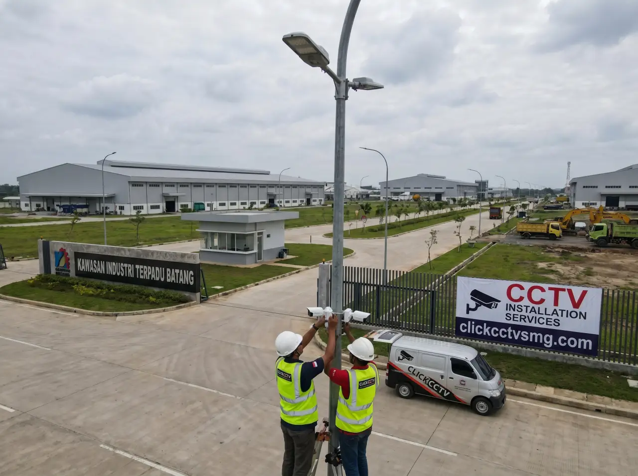 Instalasi kamera CCTV oleh tim Click CCTV di area gerbang masuk Kawasan Industri Terpadu Batang (KITB).