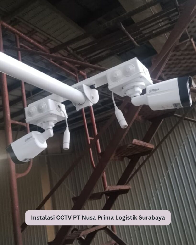 Instalasi kamera CCTV Dahua di area gudang PT Nusa Prima Logistik Surabaya