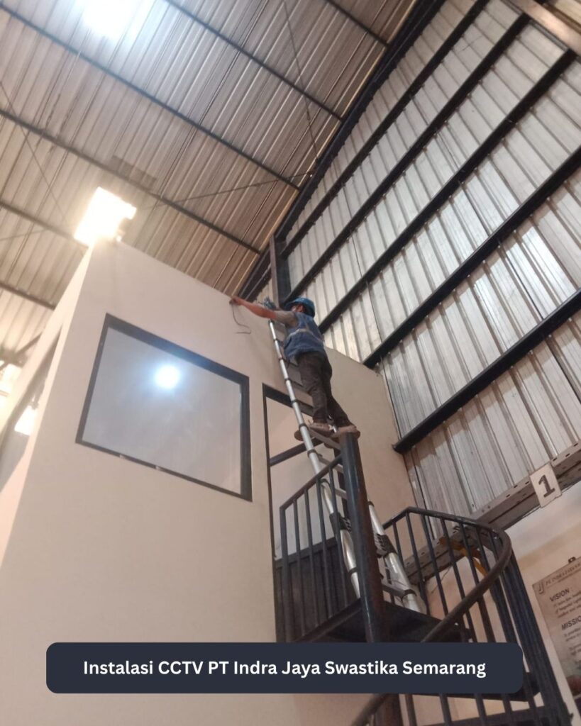 Teknisi memasang sistem CCTV di area gudang PT Indra Jaya Swastika Semarang