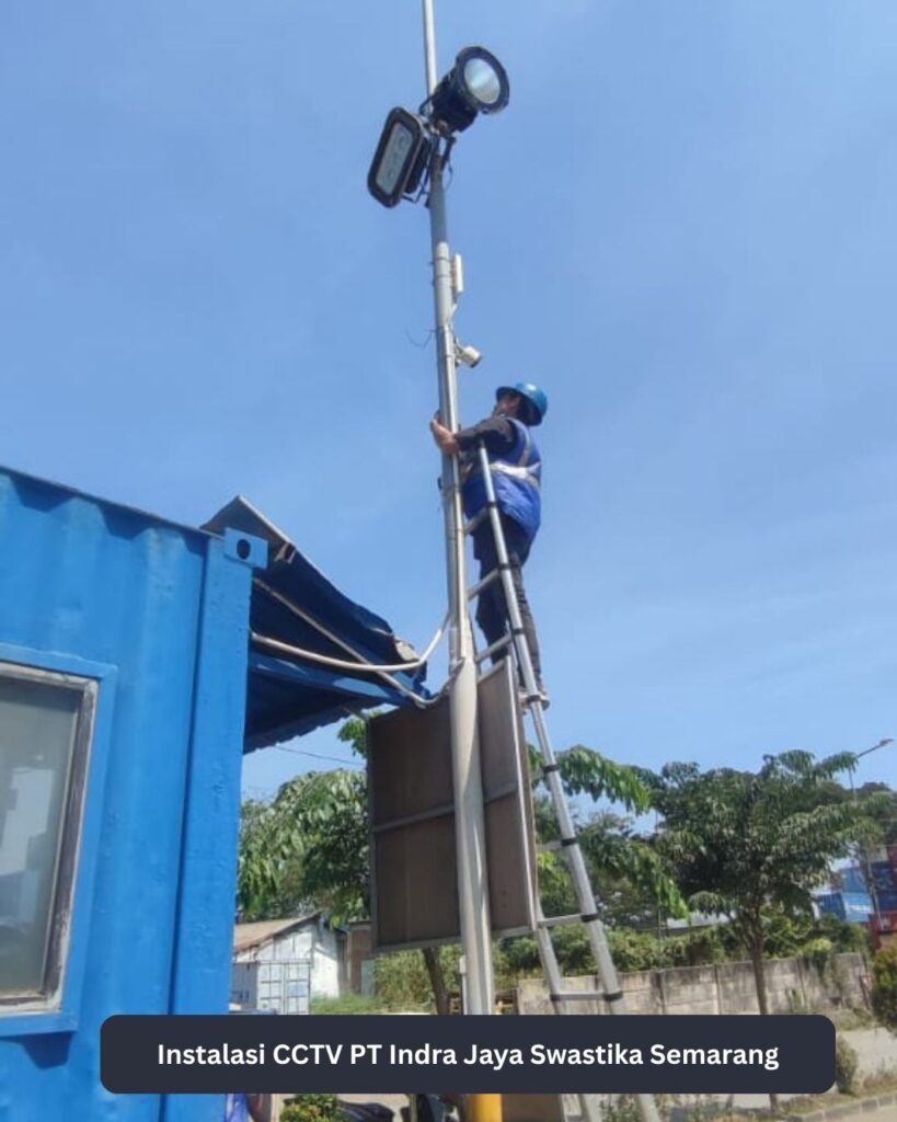 Instalasi CCTV pada tiang di area PT Indra Jaya Swastika Semarang