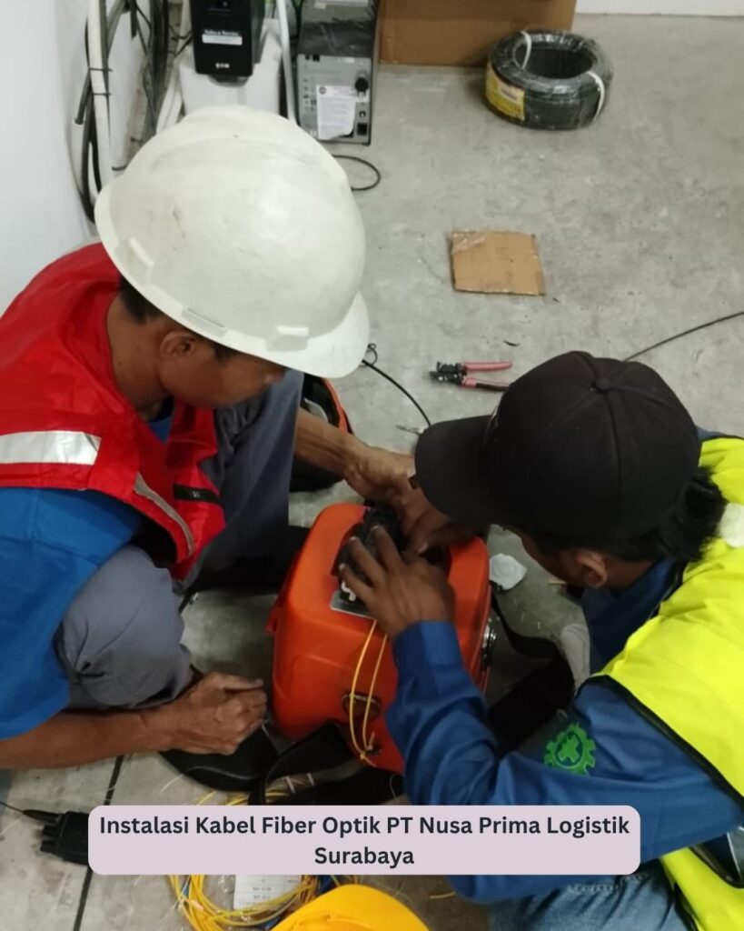 Teknisi melakukan instalasi kabel fiber optik di PT Nusa Prima Logistik Surabaya