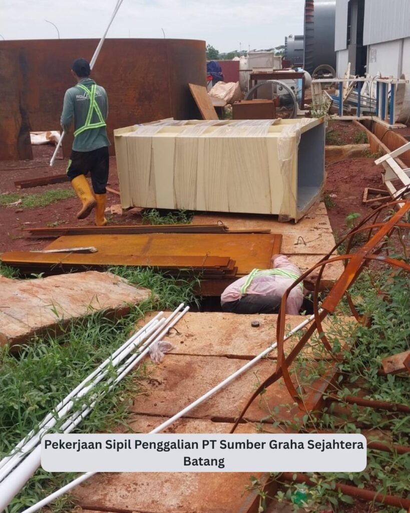 Pekerjaan sipil penggalian jalur kabel di PT Sumber Graha Sejahtera Batang