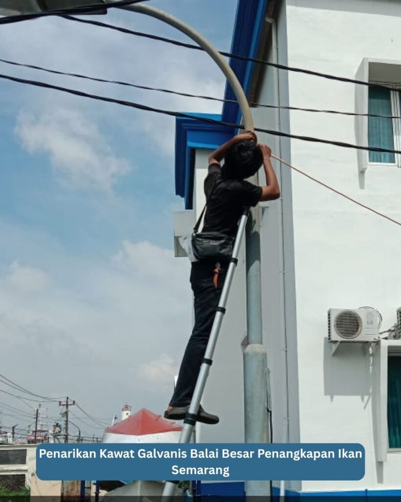 Penarikan kawat galvanis untuk instalasi CCTV di Balai Besar Penangkapan Ikan Semarang
